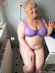 BBW wrinkled old lady shower her nice boobs