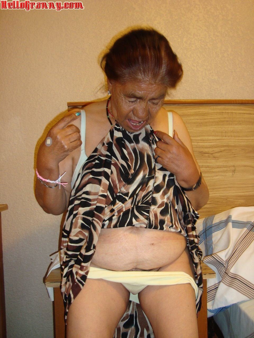 Latina granny makes striptease