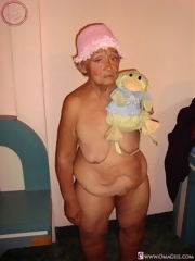 Old amateur naked mother and her naked body